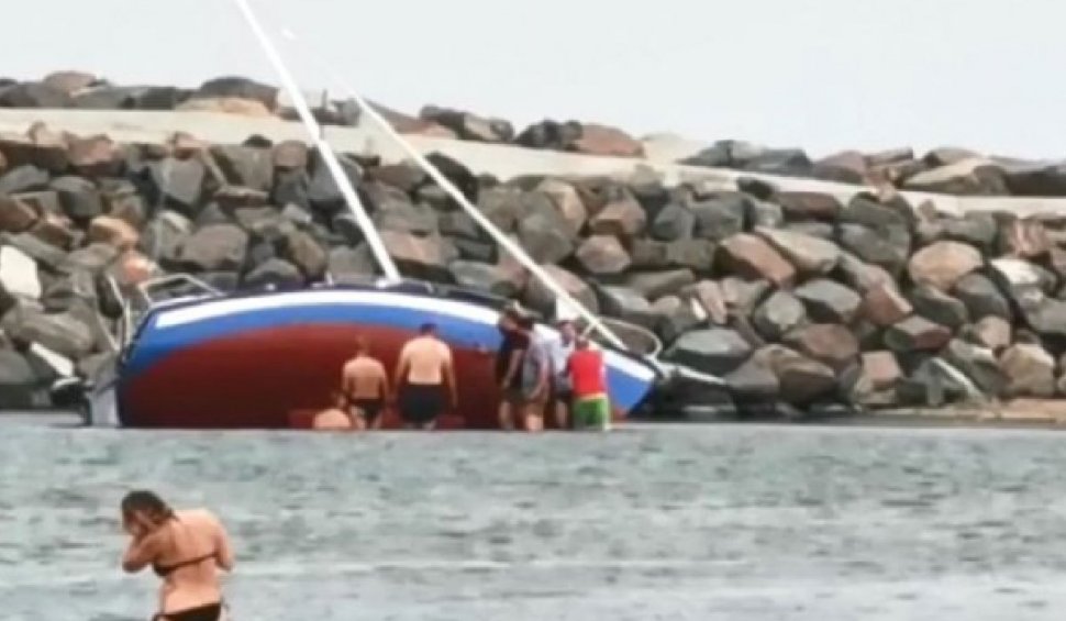 Un velier cu trei persoane s-a răsturnat pe lacul Siutghiol 