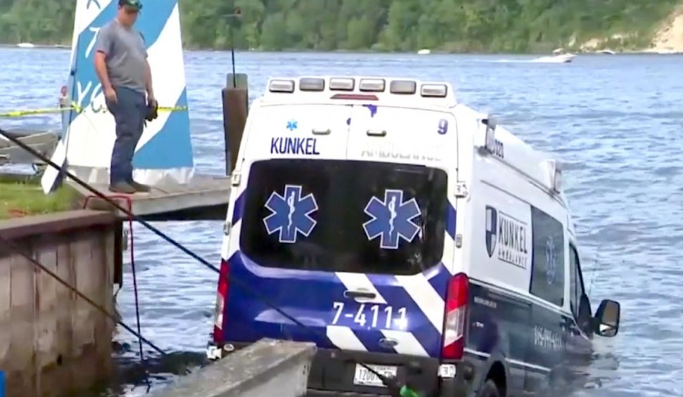 Urmărire ca în filme după o ambulanță furată: Șoferița a ajuns cu mașina în lac