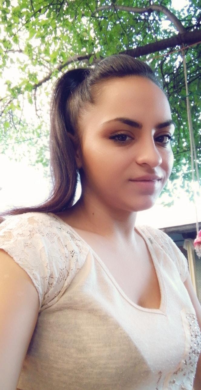 Andreea, o tânără mămică din Bucureşti, a fost omorâtă de iubit, sub ochii fetiţei ei 711650