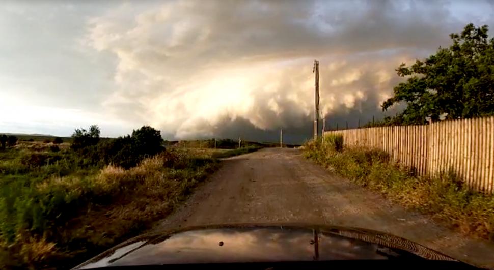 Fenomen rar, surprins pe cer în Buzău. Un nor uriaș care seamănă cu valurile mării 711741