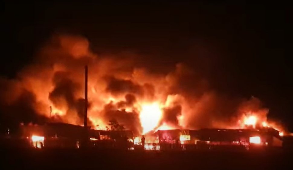 Incendiu puternic la un depozit de mase plastice din Bârlad. Se acţionează cu 13 autospeciale