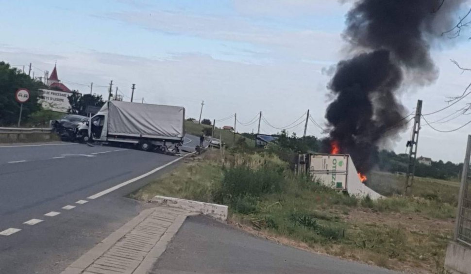 Un TIR a luat foc, după impactul cu un autoturism și alt camion. Traficul este blocat pe DN 79
