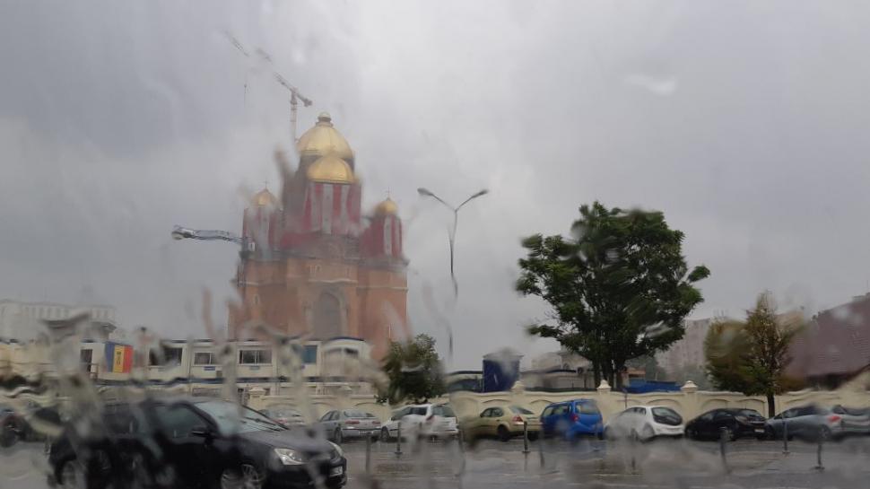 Cod galben și cod portocaliu de ploi torențiale, grindină și descărcări electrice 711801