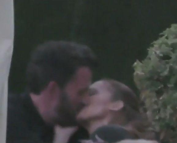 Jennifer Lopez și Ben Affleck, momente romantice la o terasă din Malibu 711778