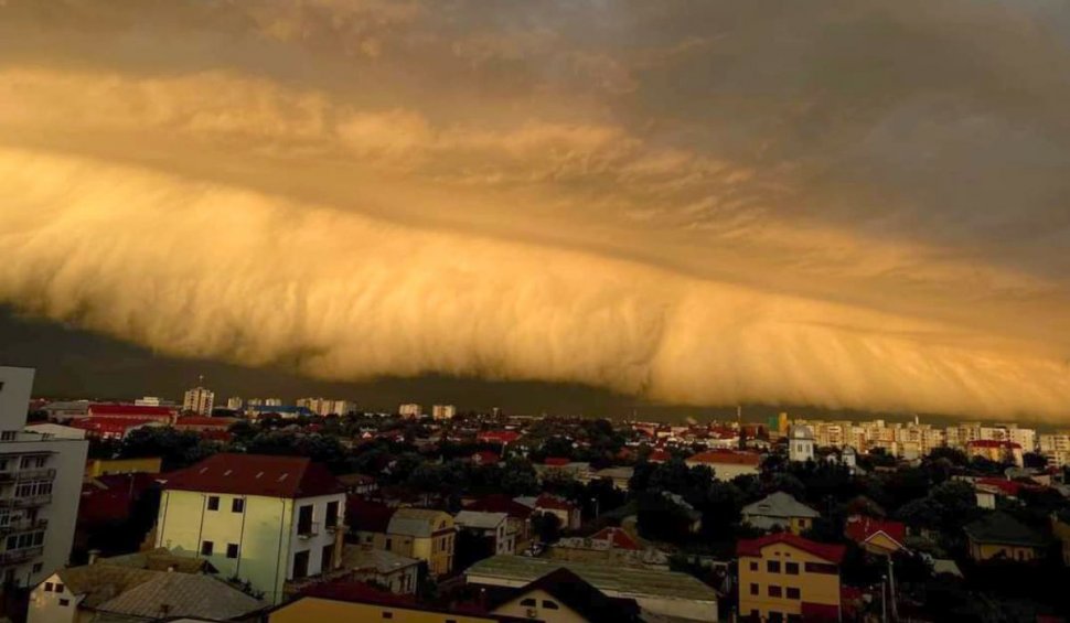 Nor uriaş pe cerul din Buzău, fenomen meteo spectaculos