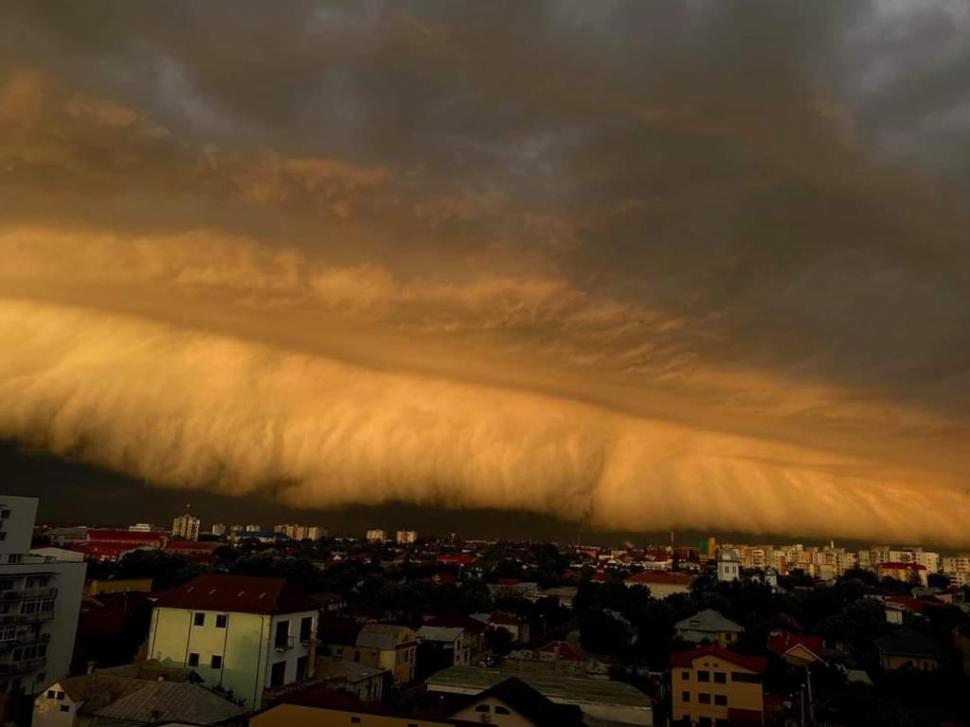 Nor uriaş pe cerul din Buzău, fenomen meteo spectaculos 711878