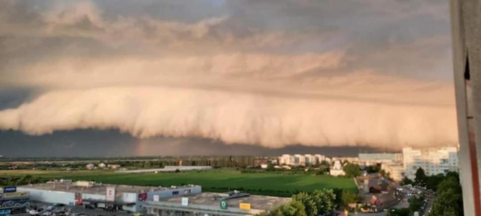 Nor uriaş pe cerul din Buzău, fenomen meteo spectaculos 711879