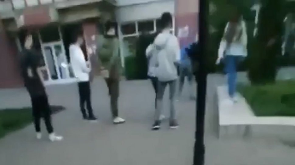 Cinci adolescente, bătaie cruntă cu pumnii și picioarele în centrul orașului Târgu Frumos