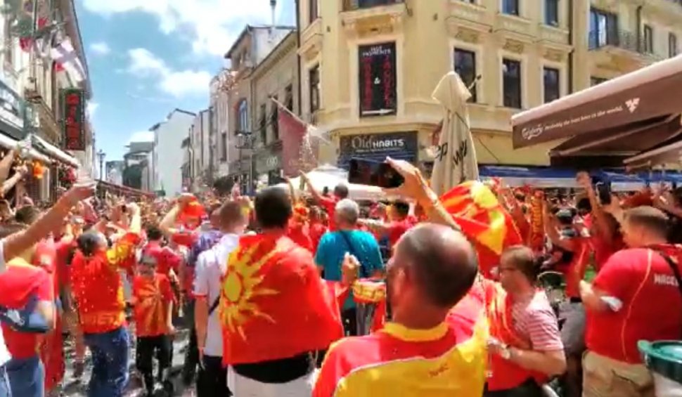Suporterii din Macedonia de Nord, spectacol unic în Centrul Vechi înaintea meciului de la Euro 2020