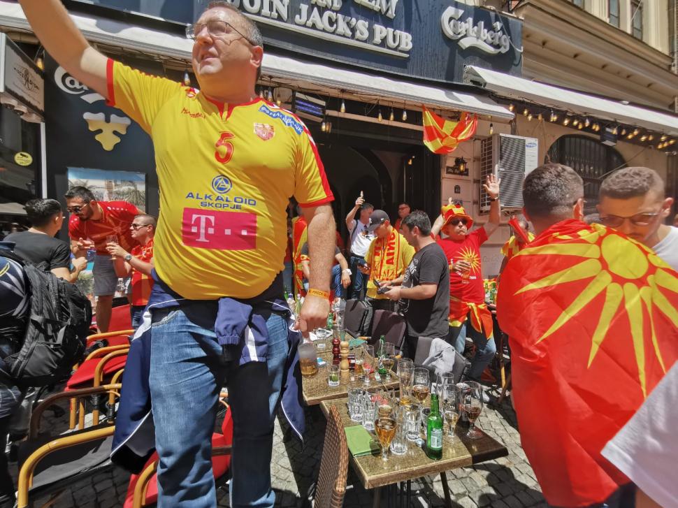 Suporterii din Macedonia de Nord, spectacol unic în Centrul Vechi înaintea meciului de la Euro 2020 712127