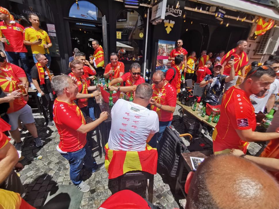 Suporterii din Macedonia de Nord, spectacol unic în Centrul Vechi înaintea meciului de la Euro 2020 712128