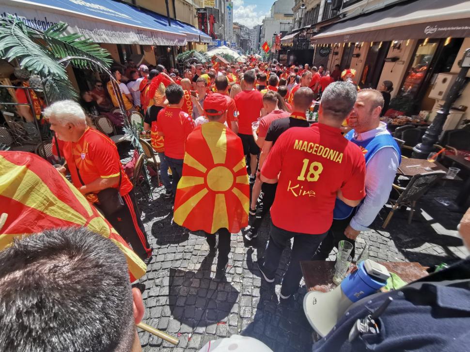 Suporterii din Macedonia de Nord, spectacol unic în Centrul Vechi înaintea meciului de la Euro 2020 712129