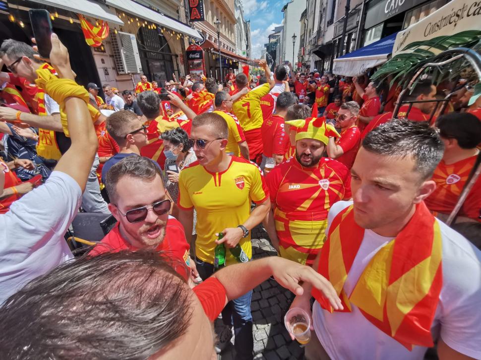Suporterii din Macedonia de Nord, spectacol unic în Centrul Vechi înaintea meciului de la Euro 2020 712131