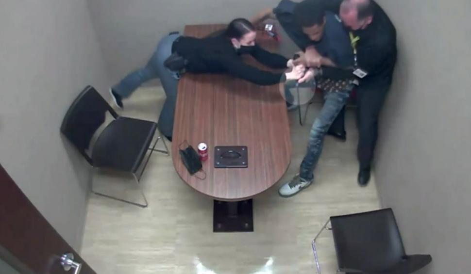 Suspect de uciderea unui copil, un bărbat apucă arma unui polițist în camera de interogatoriu, în Nevada. Imagini cu impact emoțional 712026