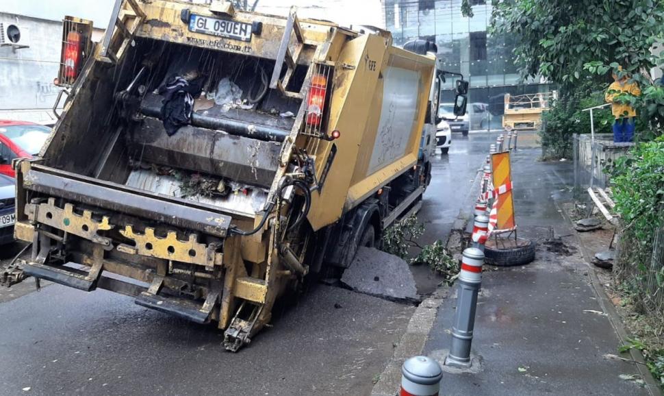 O autospecială de gunoi a căzut într-o groapă nesemnalizată din Galați 712310