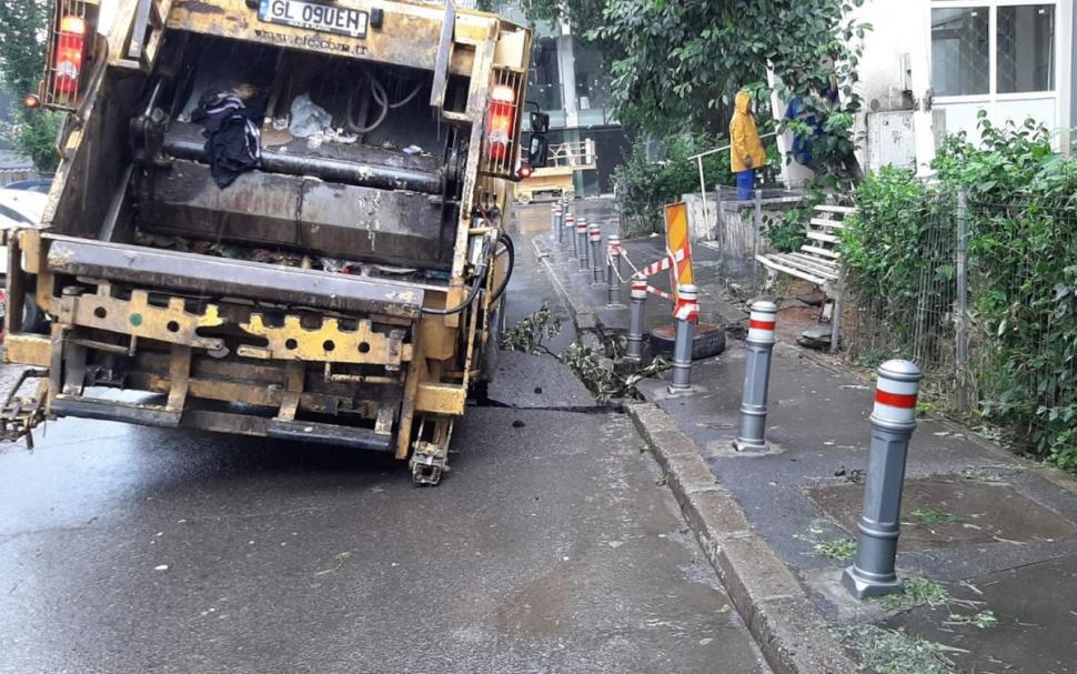 O autospecială de gunoi a căzut într-o groapă nesemnalizată din Galați 712311