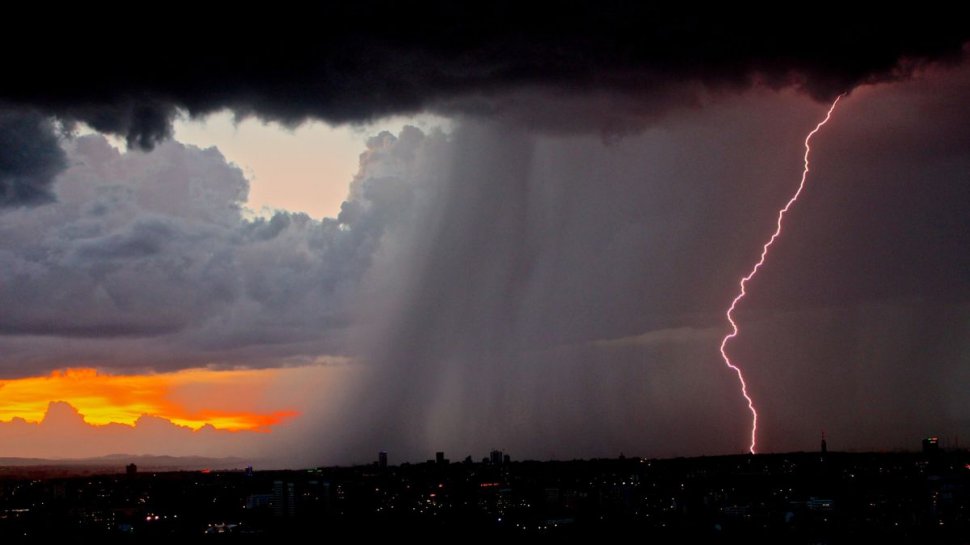 România, lovită de ciclon. Alertă cod galben și cod portocaliu de ploi torențiale, vijelii și descărcări electrice