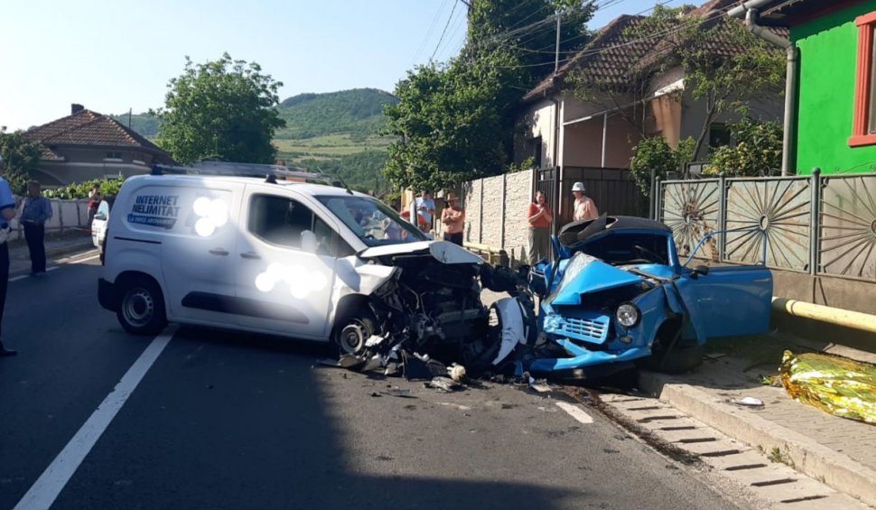 Un poliţist de la Rutieră a murit într-un Trabant strivit, după un accident în Şoimuş