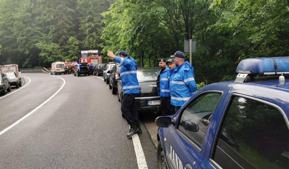 O maşină de la o competiţie off road s-a răsturnat în râul Oituz, pilotul a murit 712453