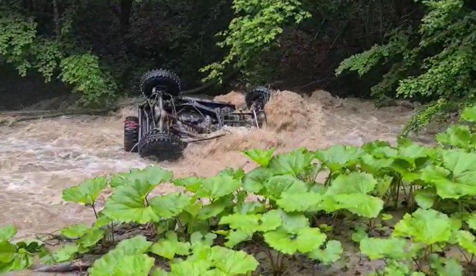 O maşină de la o competiţie off road s-a răsturnat în râul Oituz, pilotul a murit