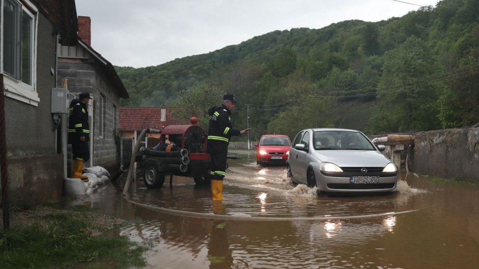 Ploile puternice au lăsat în urmă dezastru! Doi oameni au fost luaţi de ape, iar numeroase case au fost inundate 