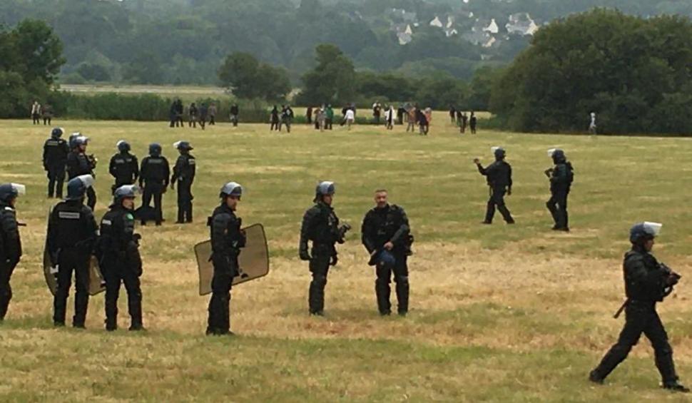 Un tânăr și-a pierdut o mână după intervenția masivă a poliției la o petrecere ilegală cu 1.500 de participanți, în Franța 712419