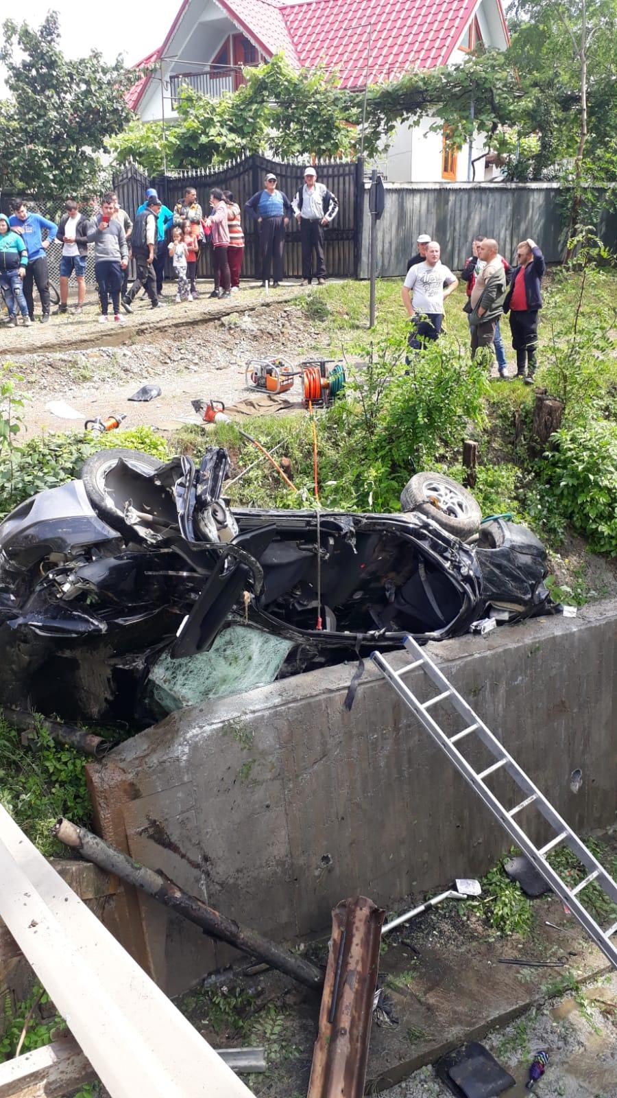 Doi oameni au murit, după ce o maşină s-a răsturnat într-o râpă, în satul Filipeşti din Bacău 712520