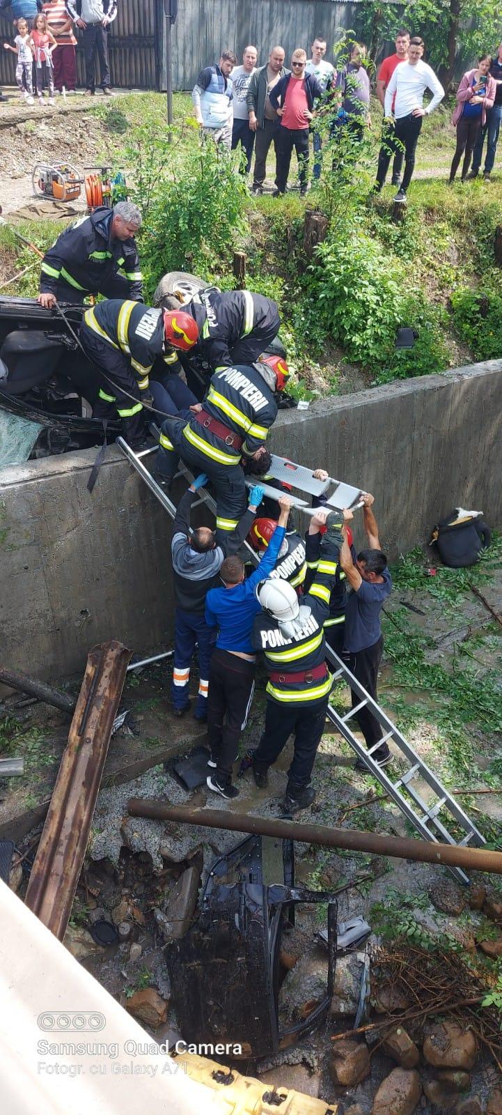 Doi oameni au murit, după ce o maşină s-a răsturnat într-o râpă, în satul Filipeşti din Bacău 712521
