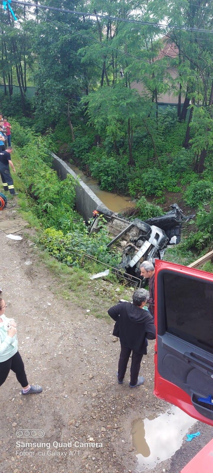 Doi oameni au murit, după ce o maşină s-a răsturnat într-o râpă, în satul Filipeşti din Bacău 712522