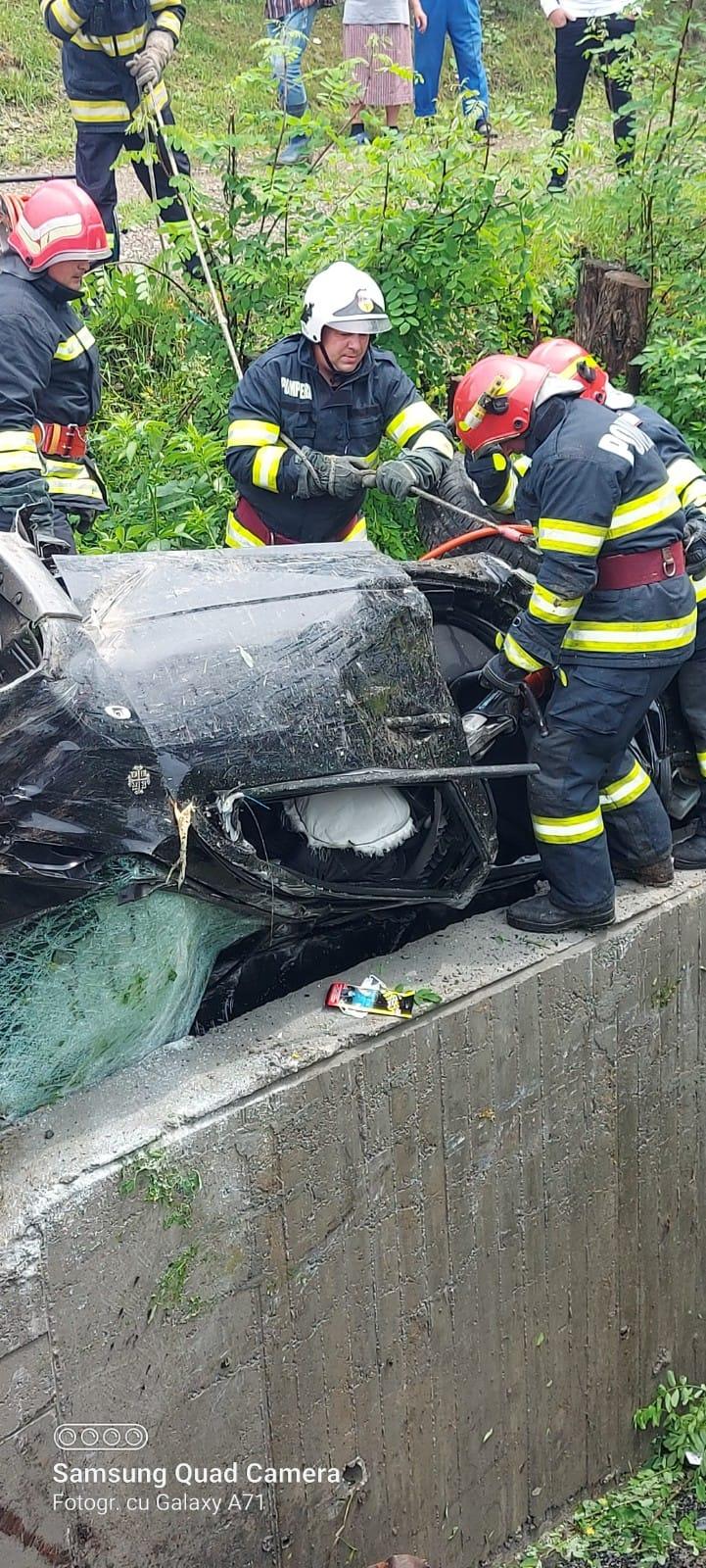 Doi oameni au murit, după ce o maşină s-a răsturnat într-o râpă, în satul Filipeşti din Bacău 712523