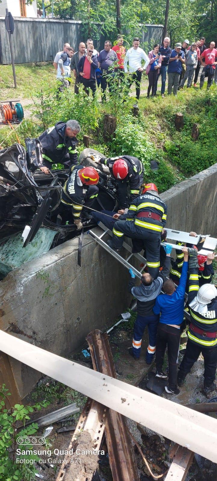 Doi oameni au murit, după ce o maşină s-a răsturnat într-o râpă, în satul Filipeşti din Bacău 712525