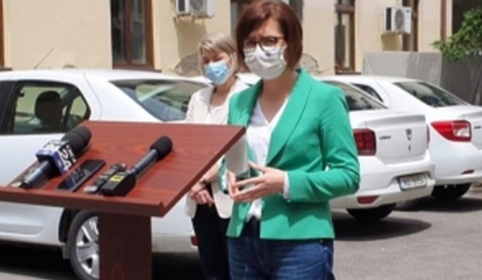 Ministrul Sănătăţii, gafă la conferinţa de presă. Poza cu Ioana Mihăilă a devenit virală