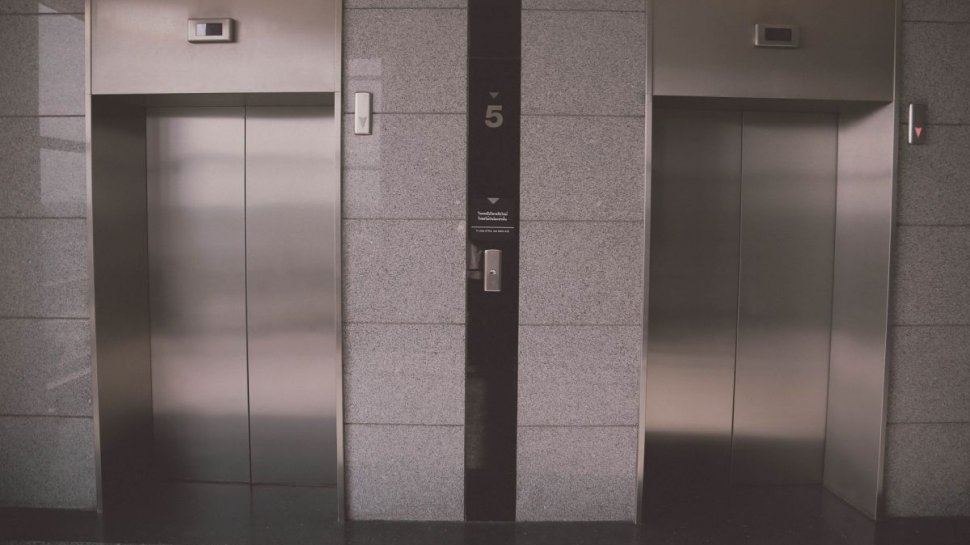 Un bărbat din Capitală a murit după ce a căzut în gol, în puțul liftului, de la etajul cinci