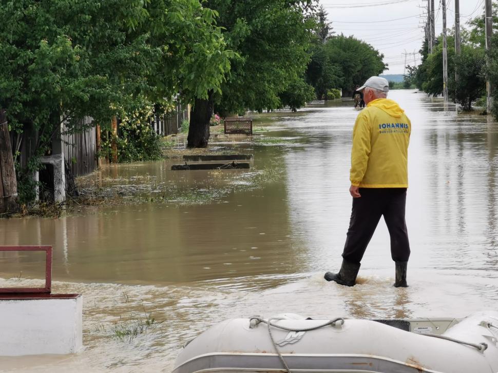 Comune spulberate de ape. Apelul disperat al localnicilor pentru Guvern: "Am rămas precum câinii, în apa asta. Totul este distrus" 712674