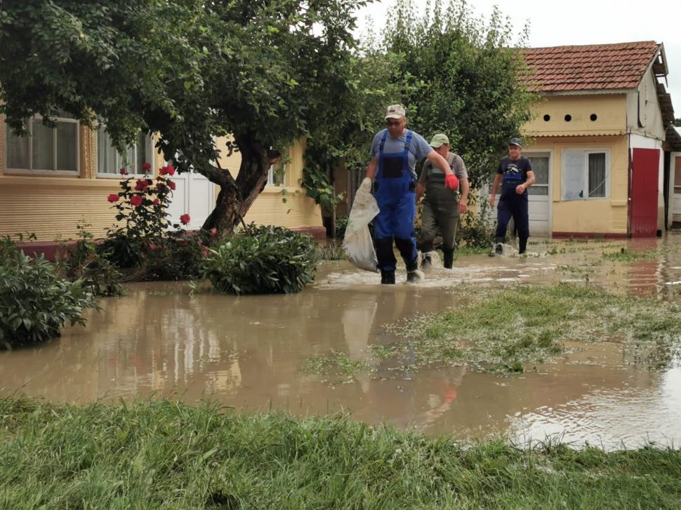 Comune spulberate de ape. Apelul disperat al localnicilor pentru Guvern: "Am rămas precum câinii, în apa asta. Totul este distrus" 712675