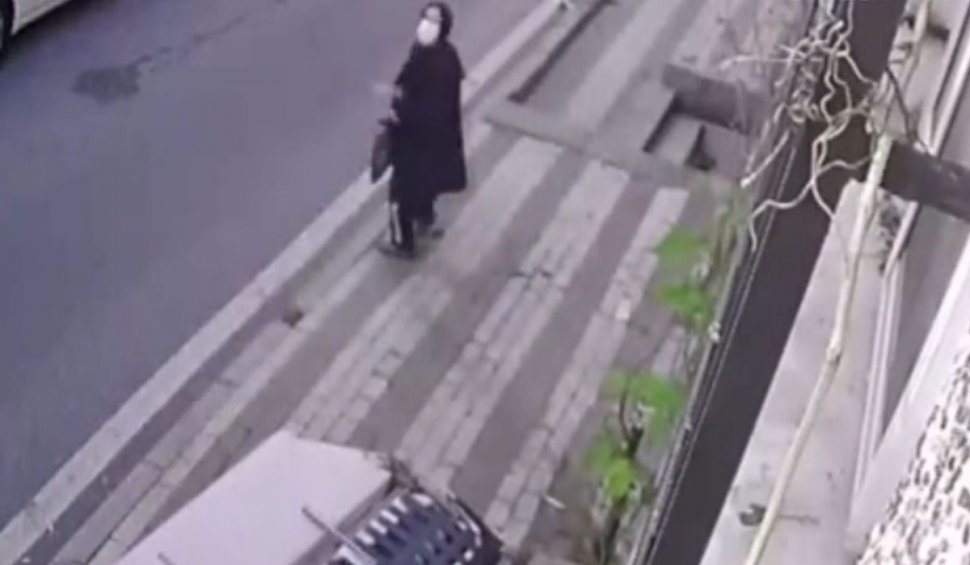 Un bărbat a aruncat o canapea veche în capul unei vecine, ratând-o cu puțin, la Istanbul
