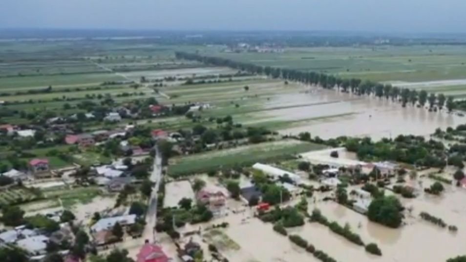 Ploile au devastat jumătate din ţară. Doi oameni au murit, iar 32 de localităţi au fost inundate