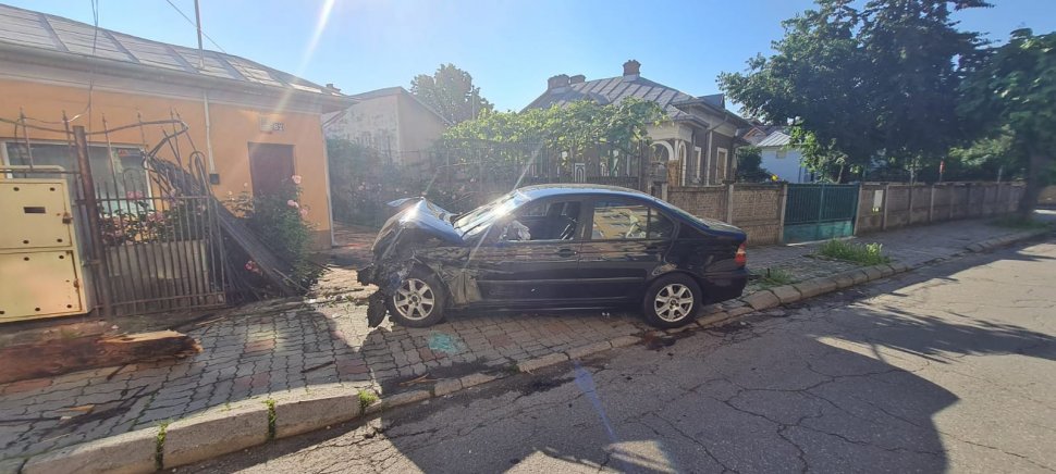 Tânăr cu BMW, urmărire cu Poliţia sfârşită în gard, după drifturi pe străzile din Târgovişte