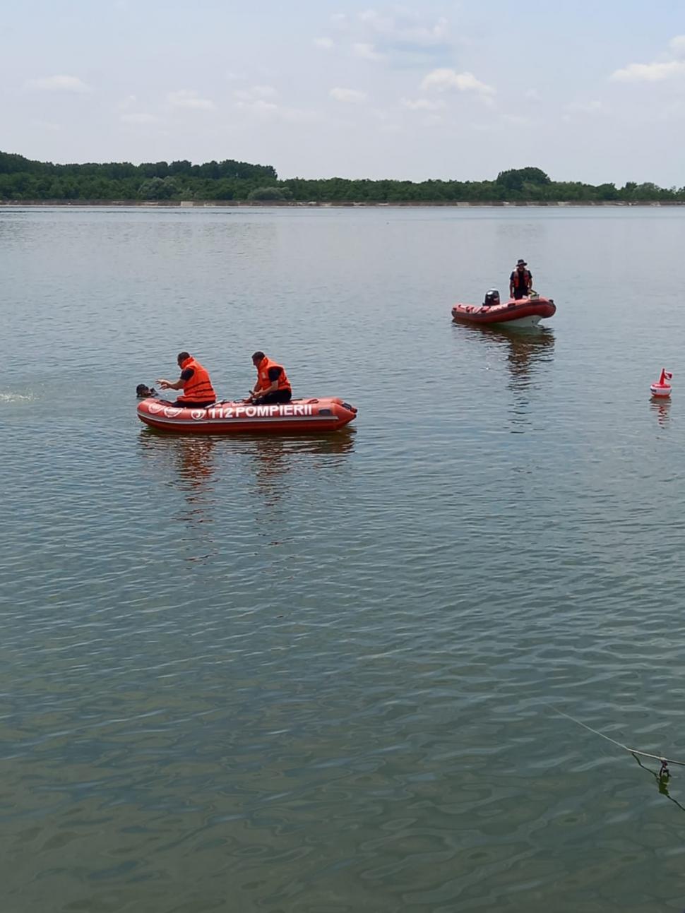 Un bărbat a murit după ce a plonjat cu maşina în râul Olt 712889