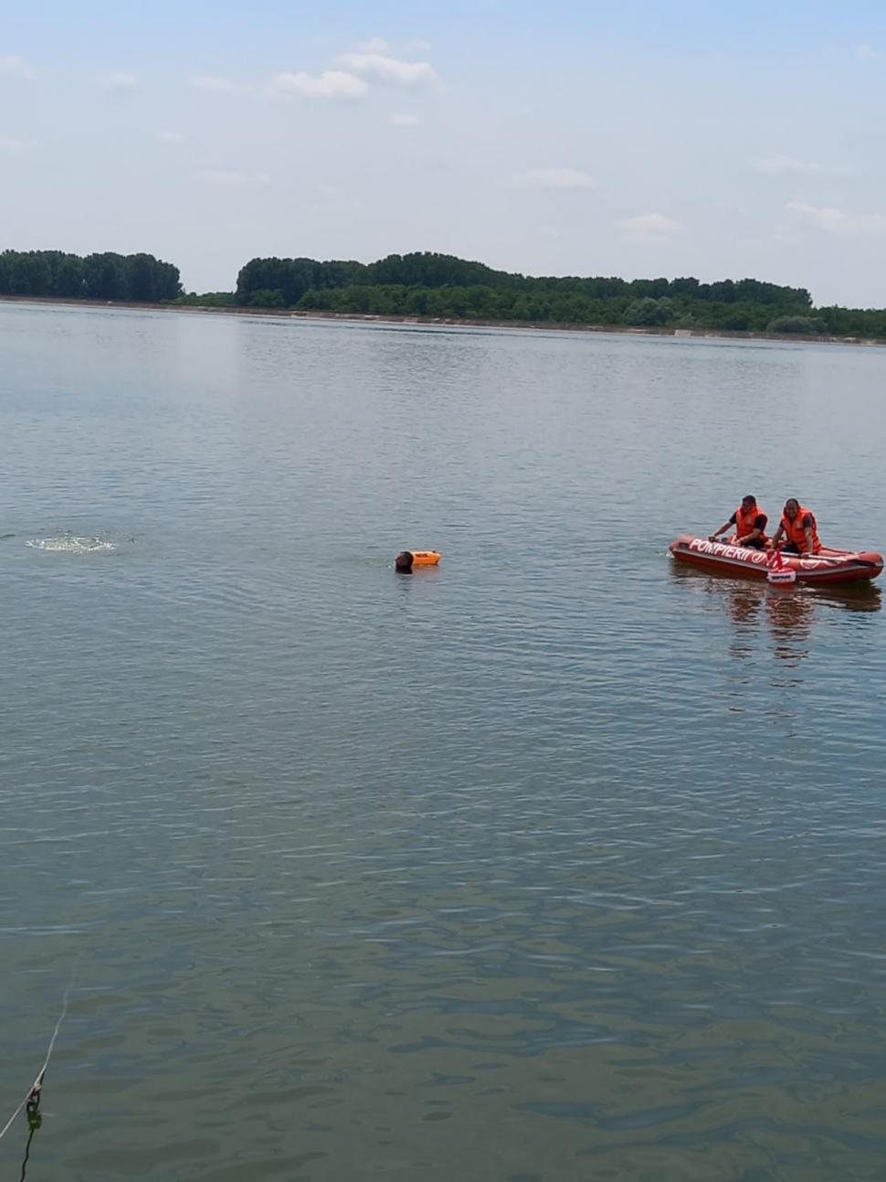 Un bărbat a murit după ce a plonjat cu maşina în râul Olt 712890