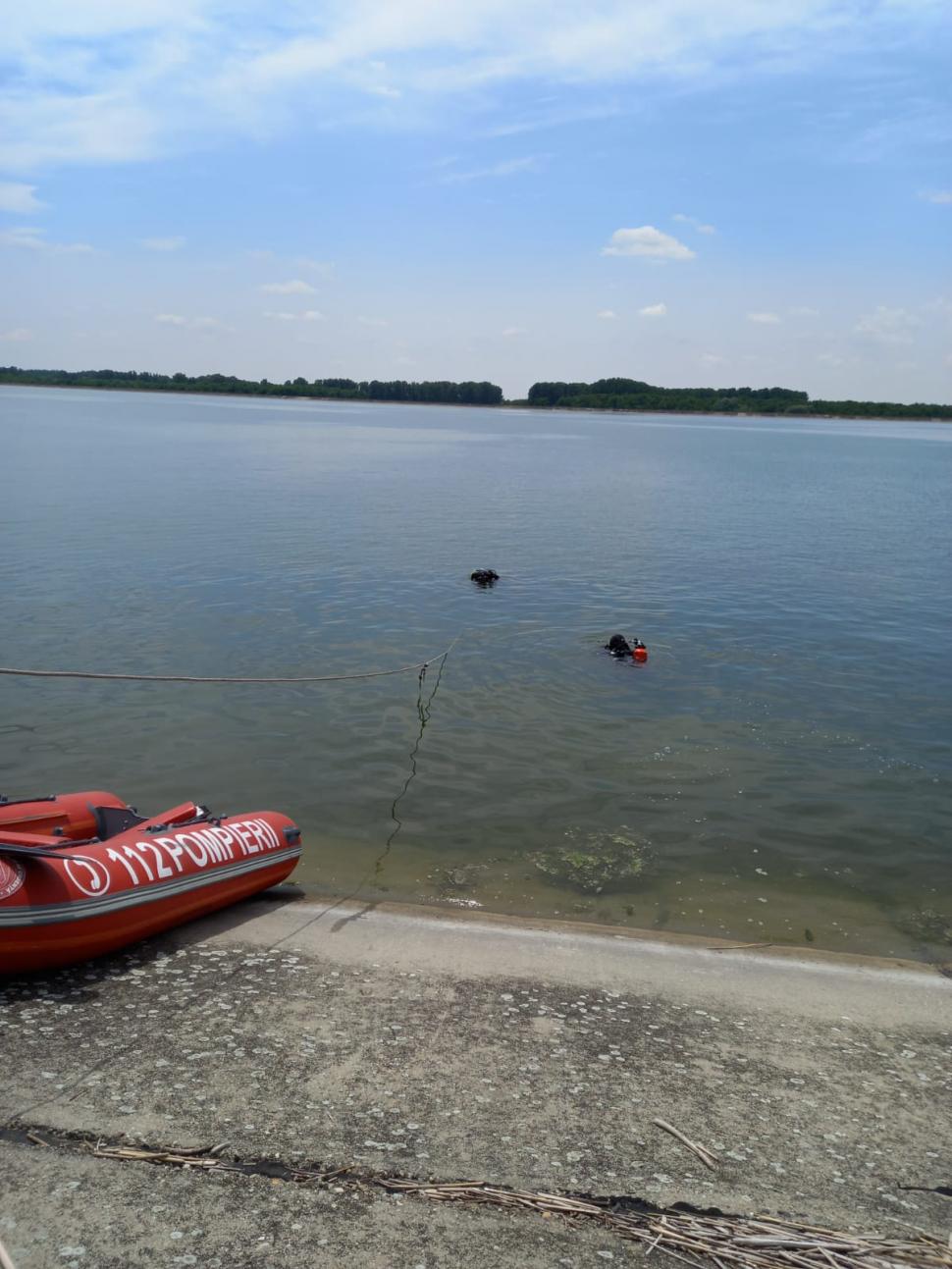 Un bărbat a murit după ce a plonjat cu maşina în râul Olt 712891