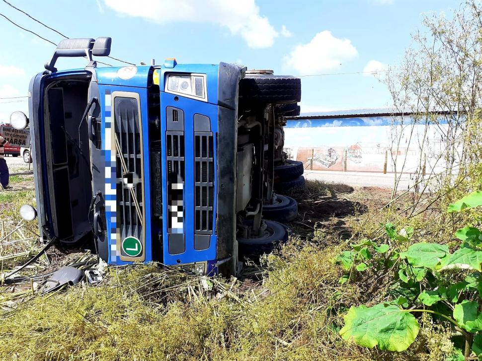 Betonieră răsturnată la Mârşa. Șoferul a rămas blocat în cabină 712870