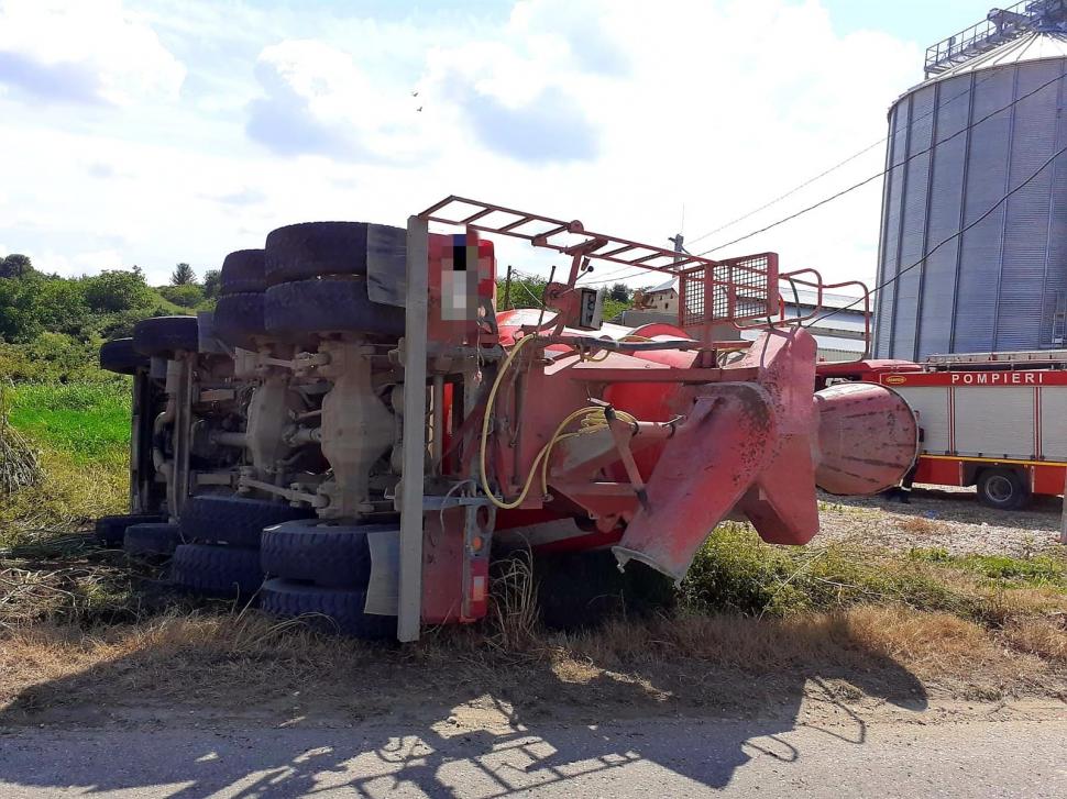 Betonieră răsturnată la Mârşa. Șoferul a rămas blocat în cabină 712872