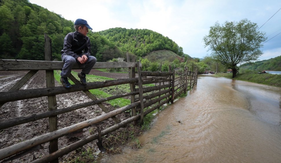 Localităţi în pericol. Râul Putna a atins valori istorice, după ploile torenţiale 
