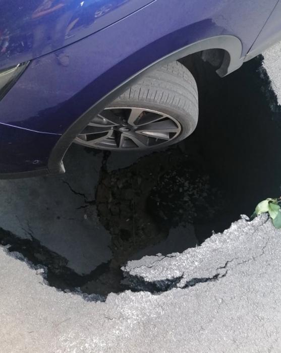 Șoferiță căzută cu mașina într-un crater imens după ce asfaltul unui bulevard din Craiova s-a surpat 712770