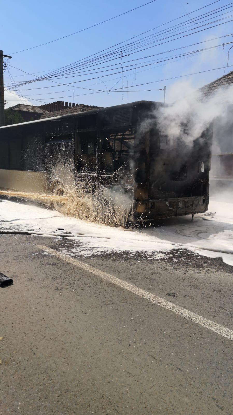 Un autobuz cu pasageri a luat foc în Târnăveni 713025