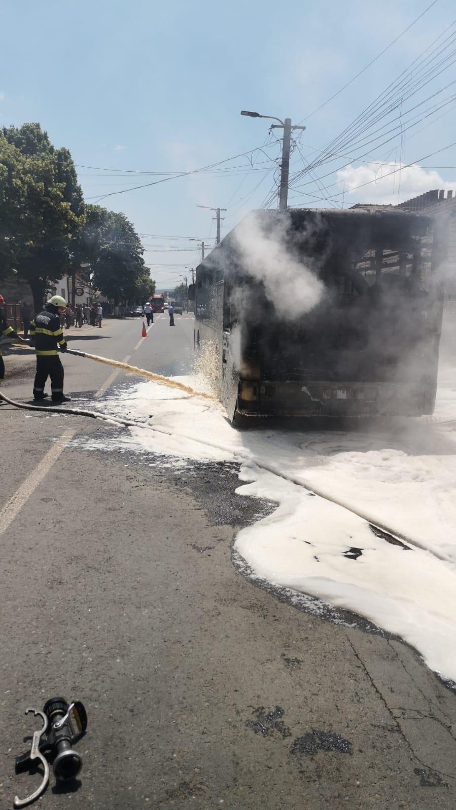 Un autobuz cu pasageri a luat foc în Târnăveni 713026