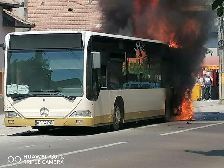 Un autobuz cu pasageri a luat foc în Târnăveni 713034