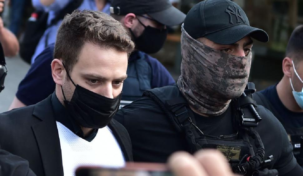 Un criminal din Grecia a fost dus la tribunal cu o vestă antiglonț și escortă înarmată, după ce și-a asfixiat soția și spânzuat câinele 712949