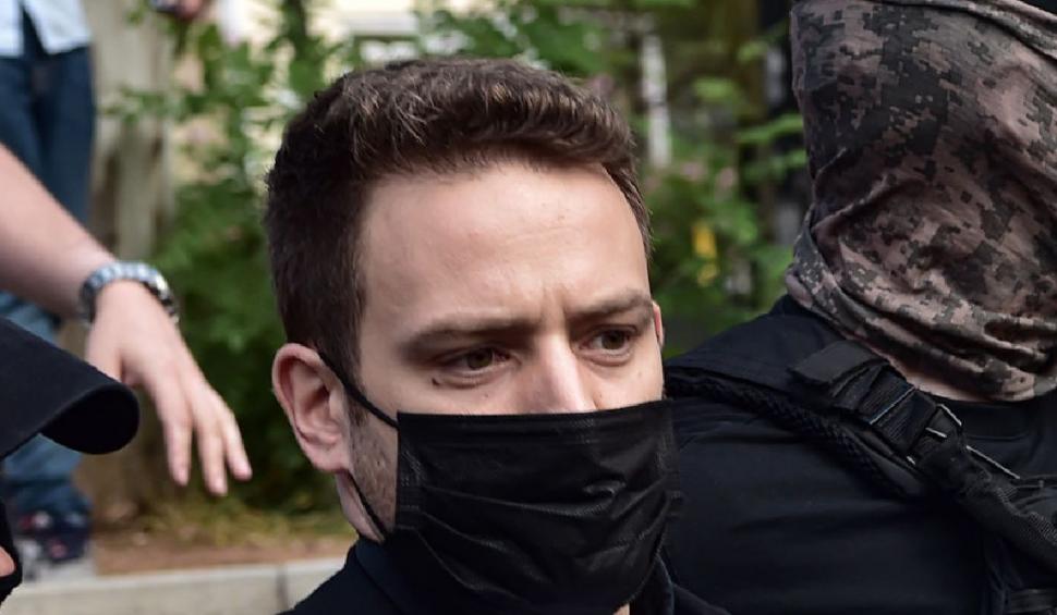 Un criminal din Grecia a fost dus la tribunal cu o vestă antiglonț și escortă înarmată, după ce și-a asfixiat soția și spânzuat câinele 712950